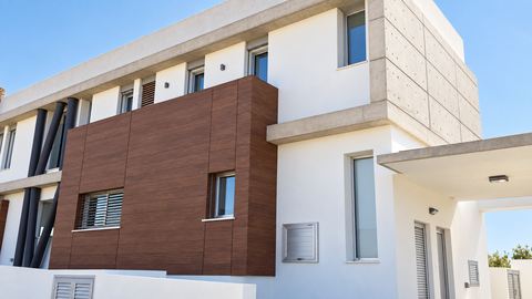 Σύγχρονη διώροφη κατοικία με κουφώματα αλουμινίου