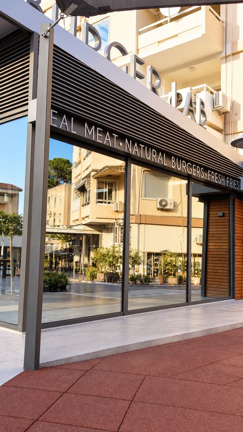 Γυάλινη πρόσοψη επαγγελματικού χώρου