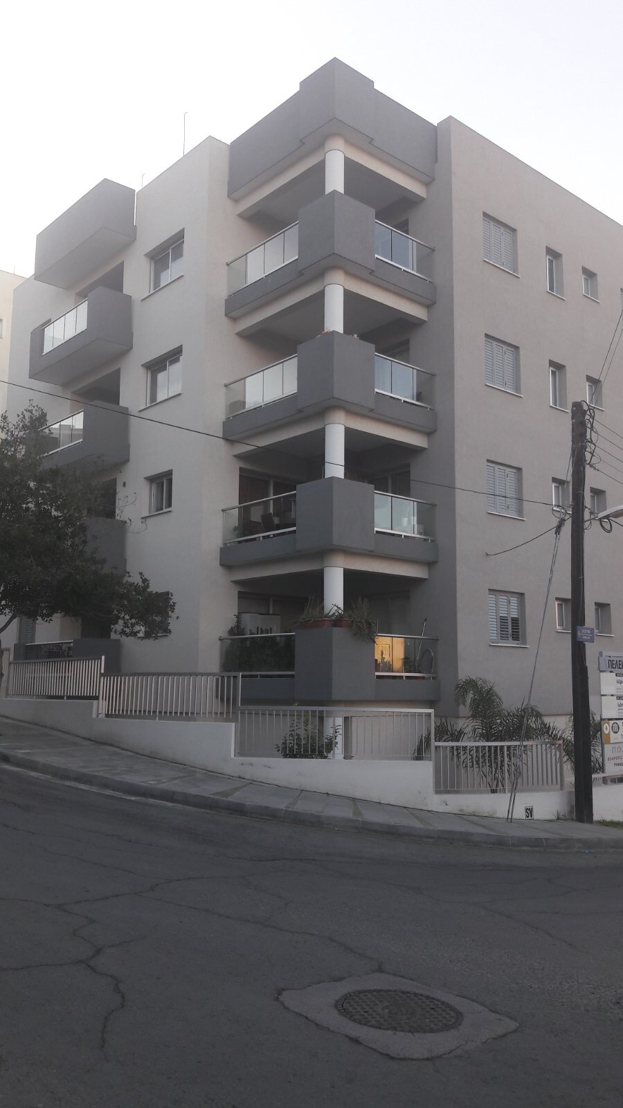 Πολυκατοικία με κουφώματα και κιγκλιδώματα αλουμινίου