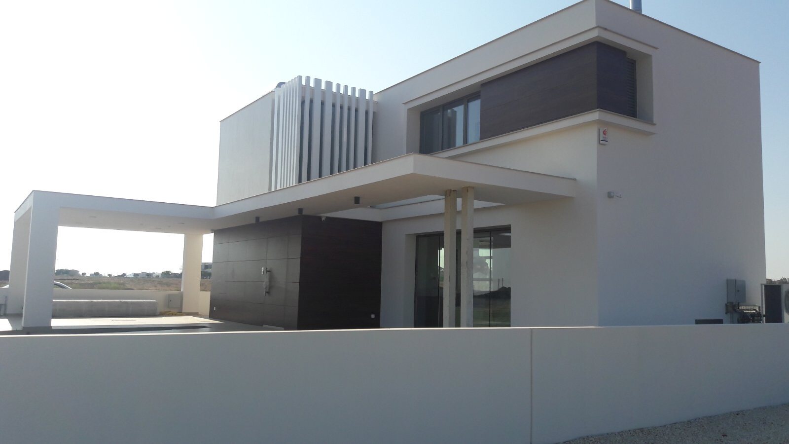 Πίσω όψη κατοικίας με συρόμενα ανοίγματα