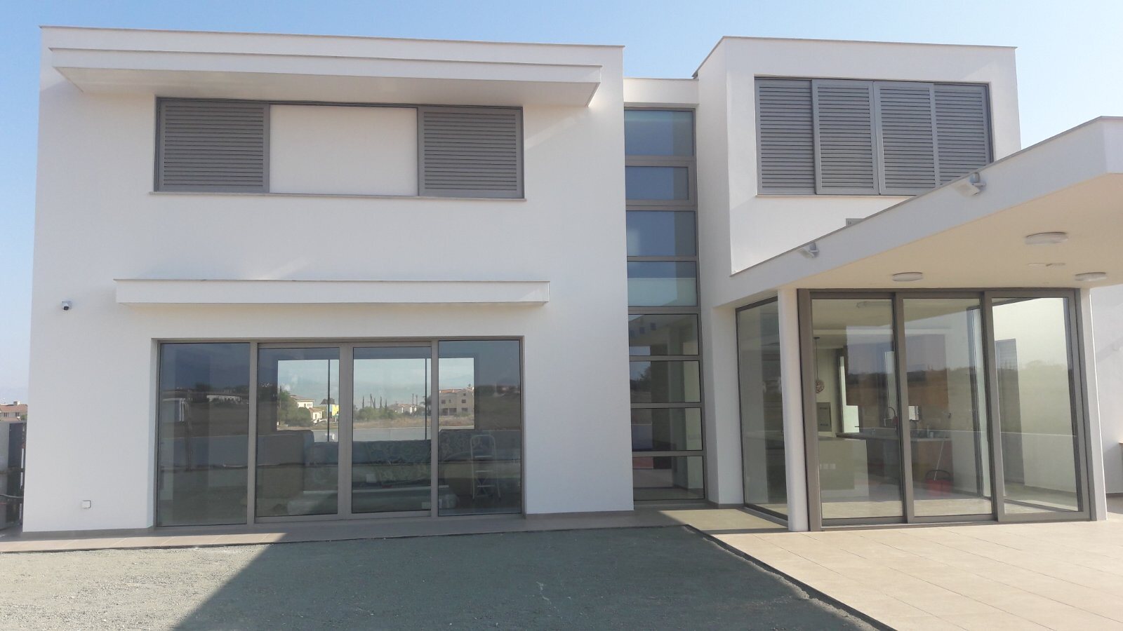 Πλευρική όψη κατοικίας με σκίαστρα αλουμινίου