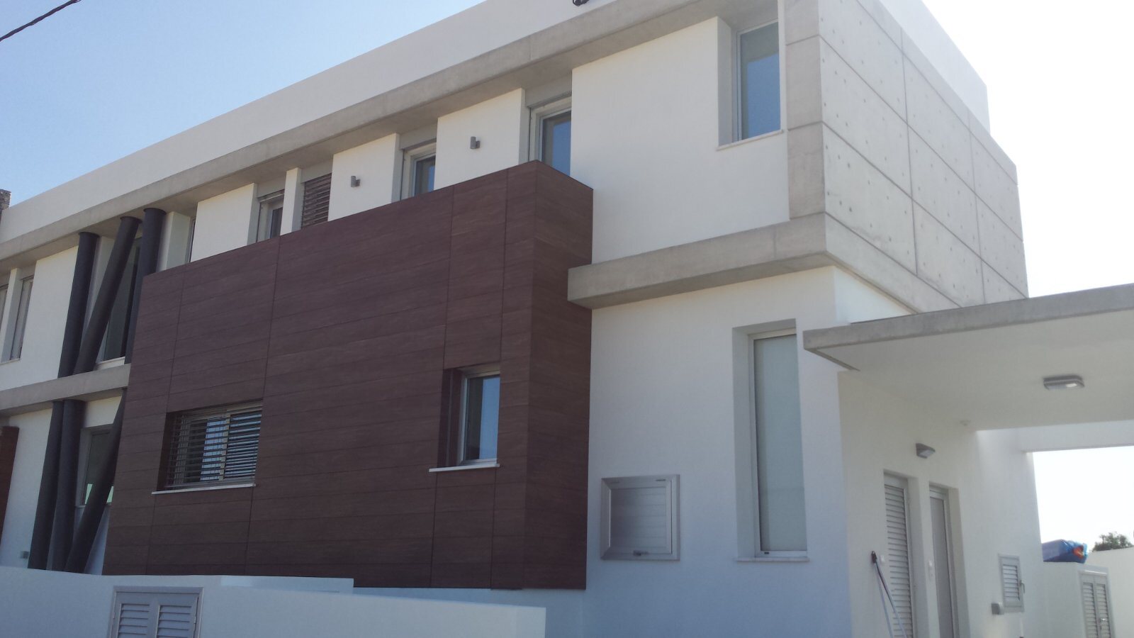 Σύγχρονη πρόσοψη κατοικίας με κατασκευές αλουμινίου